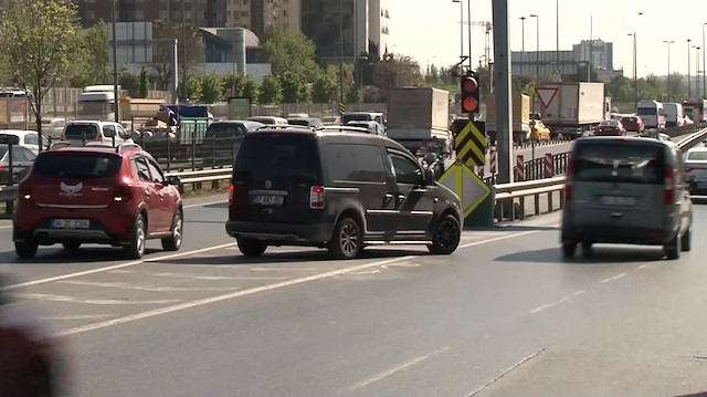 Ters yönde geri giden araçların trafiği tehlikeye soktuğu anlar